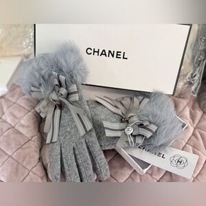 Light Gray Gloves with Fur and Bow Detail